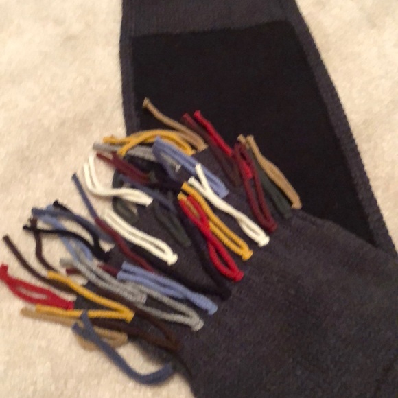 Unique scarf with colorful fringes - Picture 4 of 8